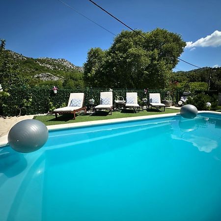 Villa Ivona With Swimming Pool And Jacuzzi Oslje Eksteriør bilde