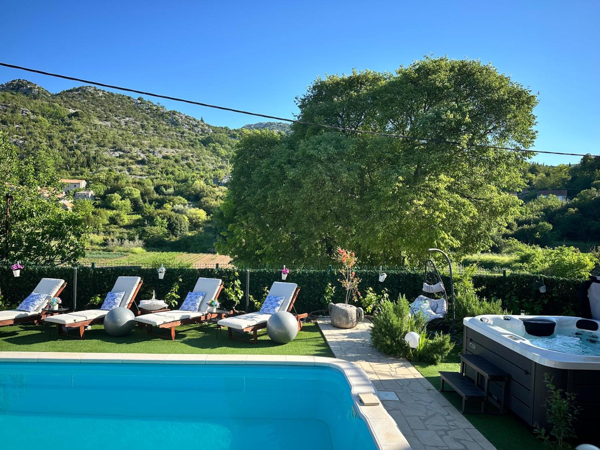 Villa Ivona With Swimming Pool And Jacuzzi Oslje Eksteriør bilde